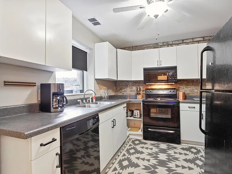 208 W Hall St #B — Photo 8