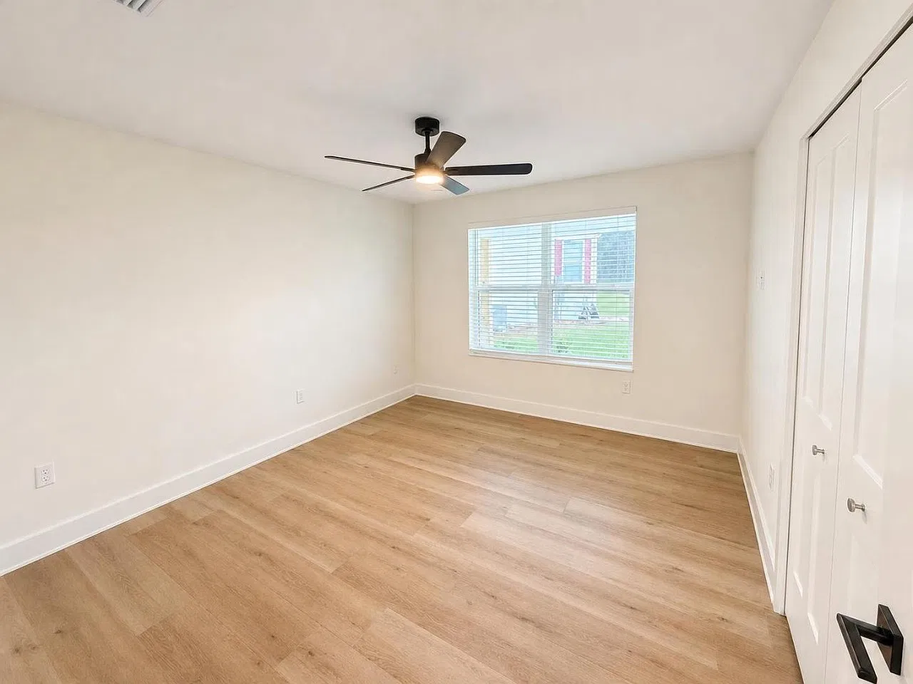 Unfurnished 3 Beds 2 Baths In Wildwood — Photo 3