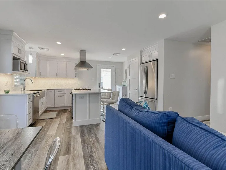 102 N Essex Ave — Photo 9