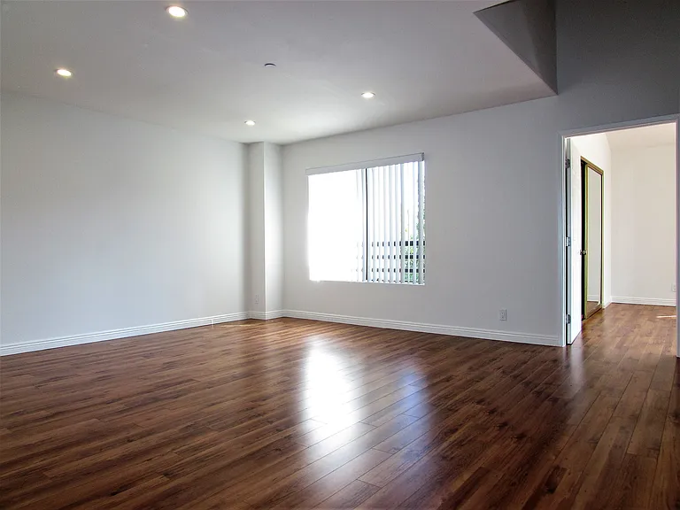 1141 N Columbus Ave — Photo 35