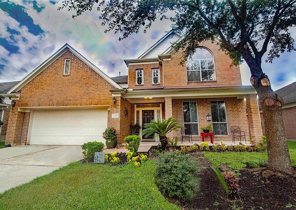 Space for everyone in the family and close to many attractions like Woodlands and basically anywhere due to its proximity to major freeways.