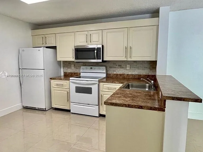10131 W Sunrise Blvd #204 — Photo 8