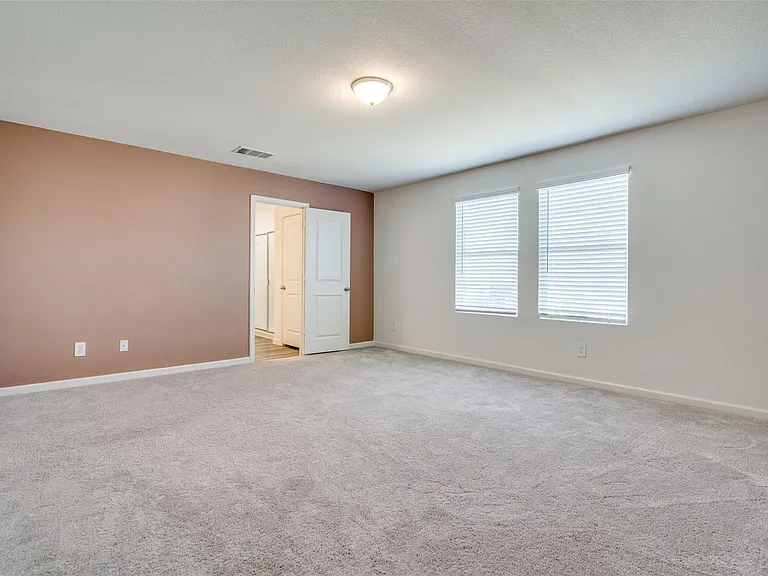 731 Yorkshire Dr — Photo 33