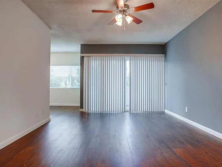537 W Hyde Park Blvd — Photo 15