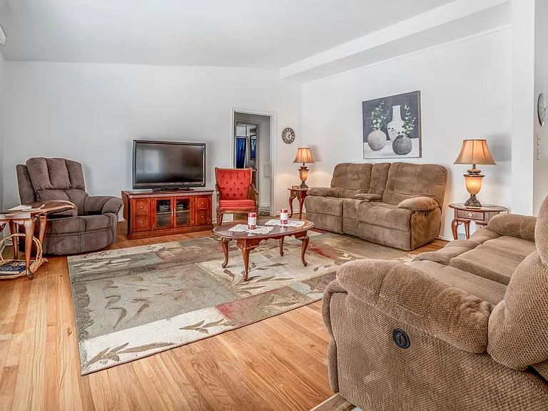 7621 Amboy St — Photo 2
