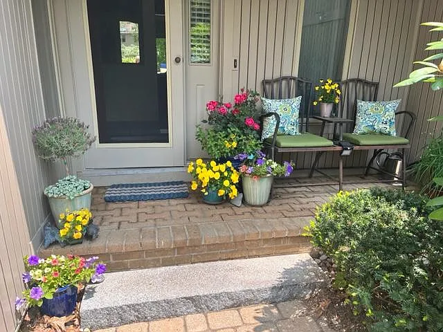 Front porch in Summer - 43 Wildwood Dr