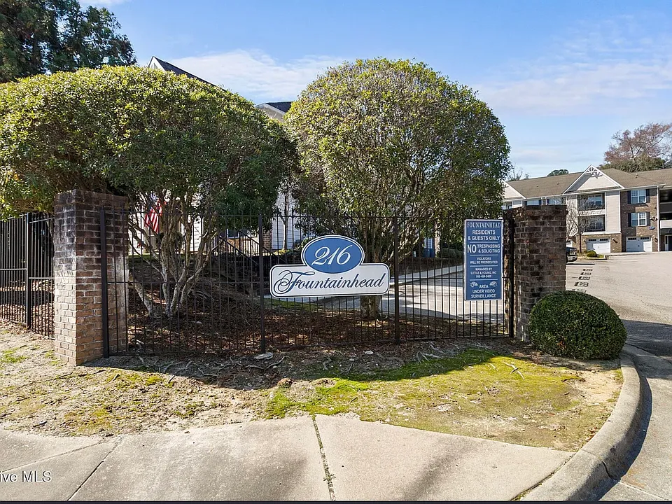 212 Fountainhead Ln #103