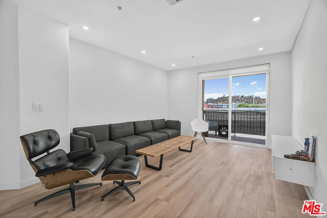 2 bed, 2.0 bath, 1160 sqft, $3,000 — Photo 3