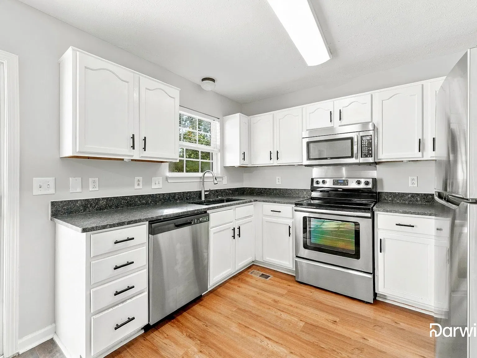 3 bed, 2.0 bath, 1240 sqft, $2,530 — Photo 4