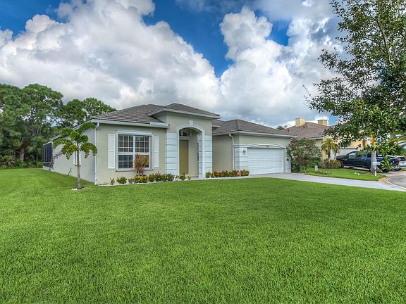 2nd image of 422 SW Blue Springs Court