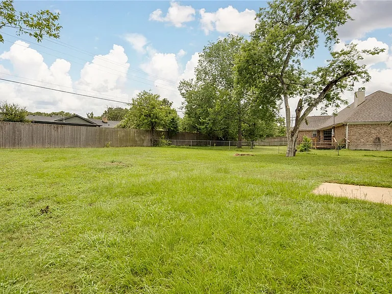904 Holleman Dr — Photo 20