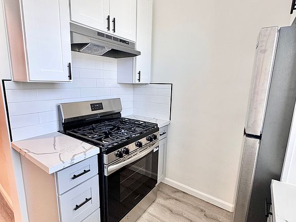 3rd image of 1327 Oak St #F