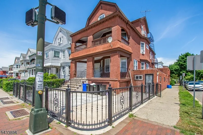 3 bed, 2.0 bath, $2,400 — Photo 2