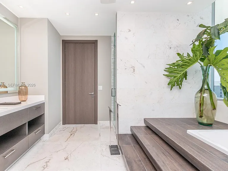 851 NE 1st Ave #Penthouse 4611 — Photo 2