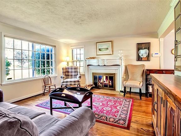 3rd image of 82 Darwin Dr