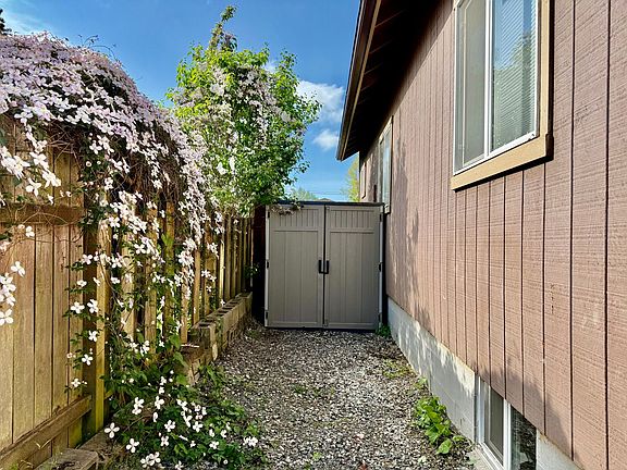 3rd image of 1217 9th Ave SE #A