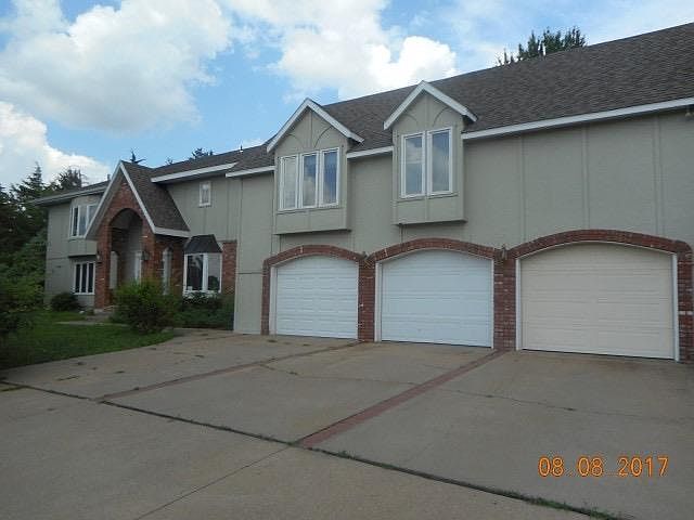 1st image of 141 N Dartmouth Dr