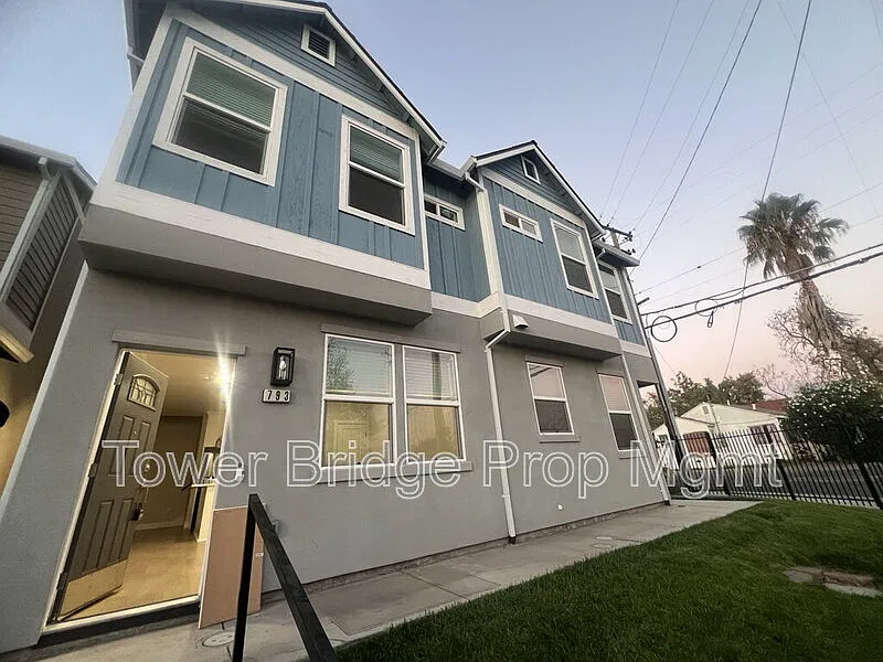 2 bed, 1.5 bath, 890 sqft, $2,120 — Photo 2