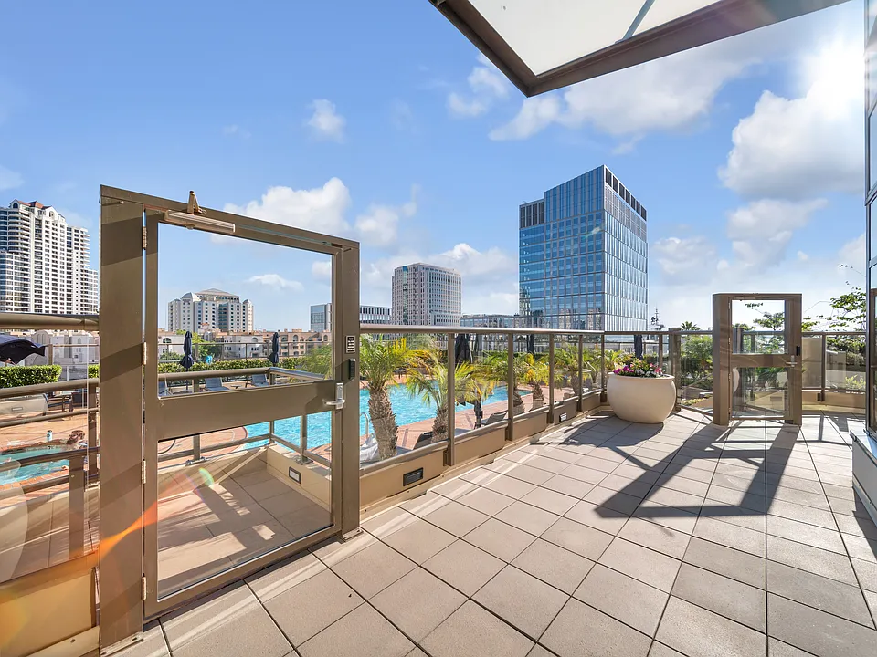 700 W East St #402