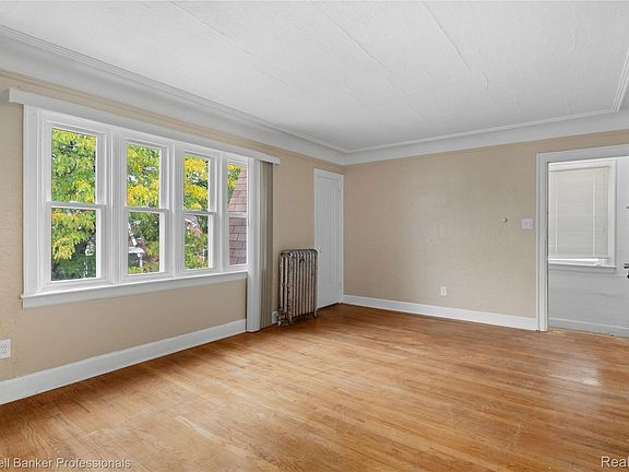 5th image of 17158 Greenlawn St