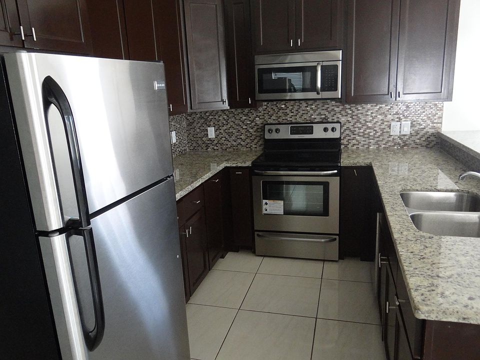 Spacious Kitchen - stainless steel appliances & Granite Counter Top