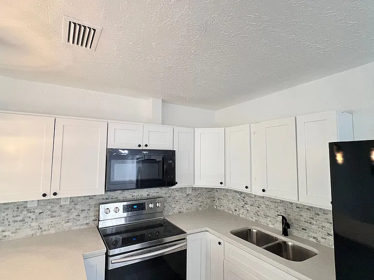 1085 Cleveland St — Photo 13