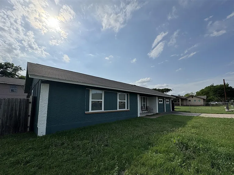 3520 Roanoke Dr — Photo 32