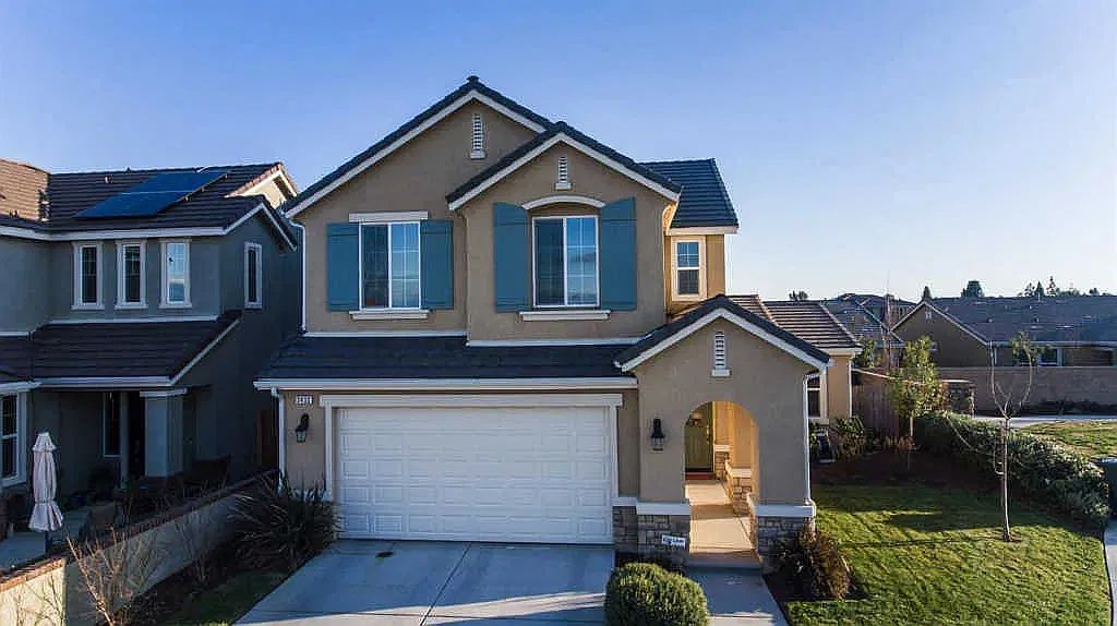 3 bed, 2.5 bath, 1833 sqft, $2,500 — Photo 2