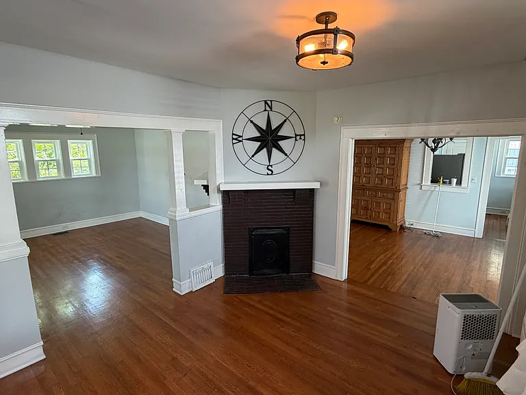 411 N Spring St — Photo 5