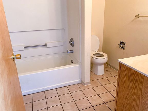 4th image of 924 Valencia Dr SE #2