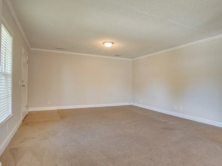 727 Bremen Ave — Photo 7