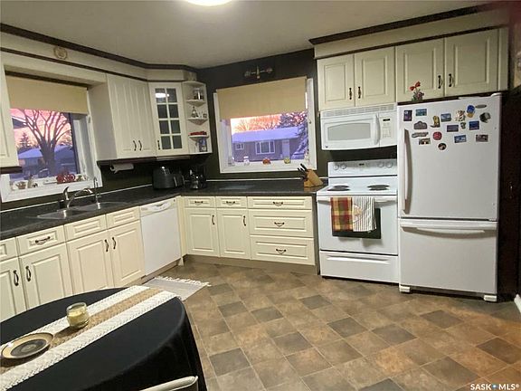 5th image of 295 Maple Ave N