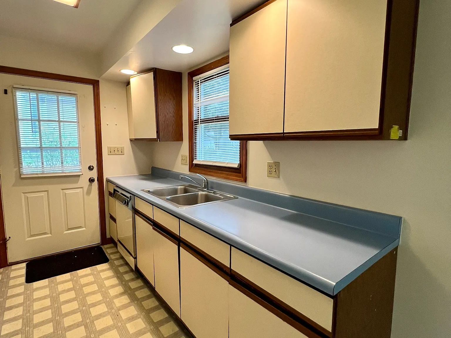 2 bed, 950 sqft, $1,900 — Photo 1