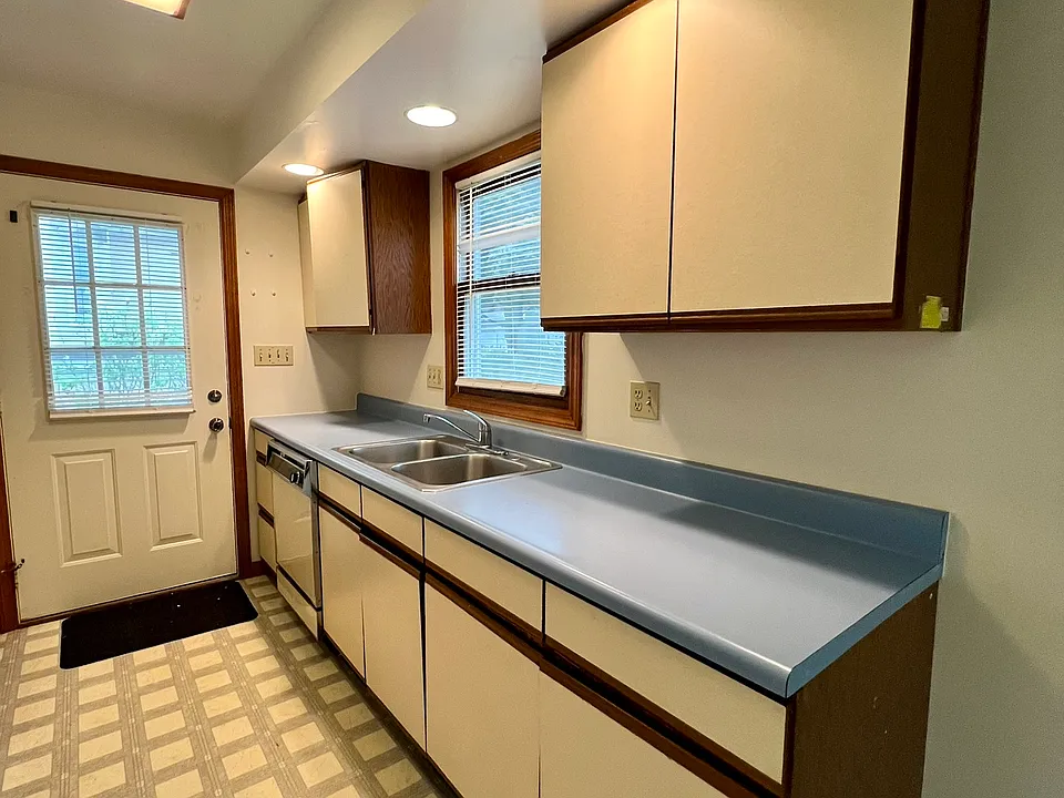7 Golden Hill St #2