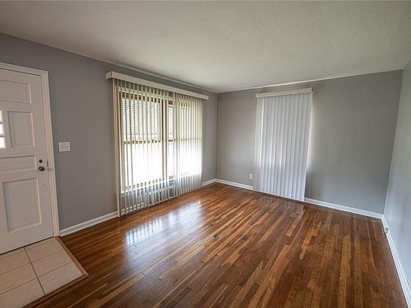 4th image of 561 Fairway Blvd