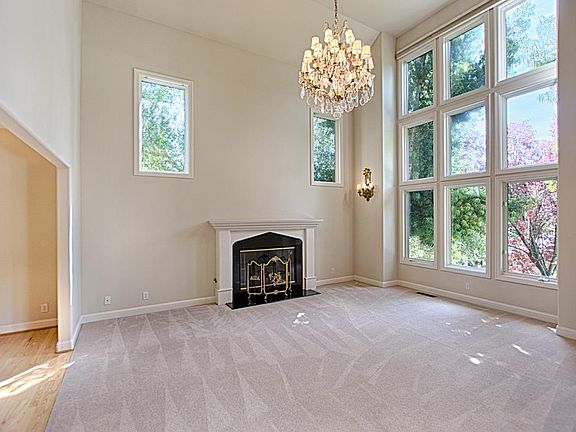 5th image of 107 Lauren Cir