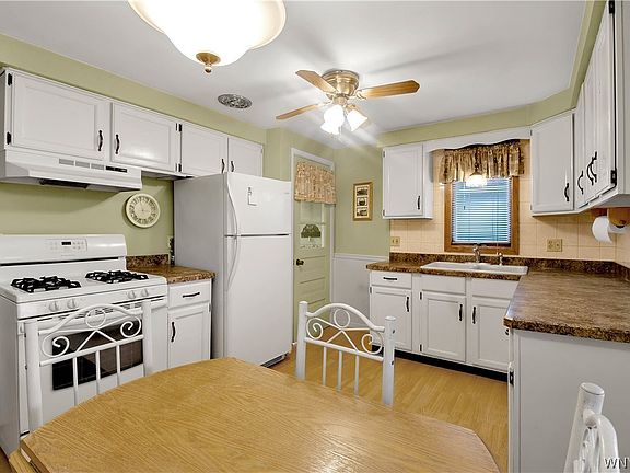 2nd image of 70 Laura Ct