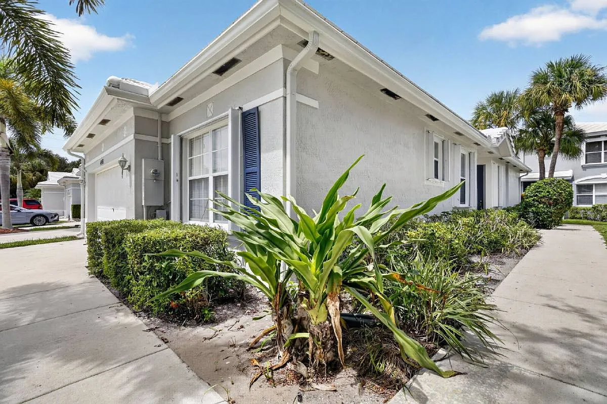 4948 Fulton St in Lake Worth, FL 33463 — Photo 2