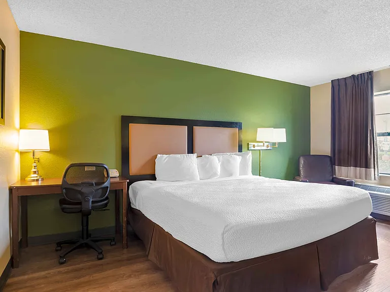 Deluxe Studio - 1 King Bed