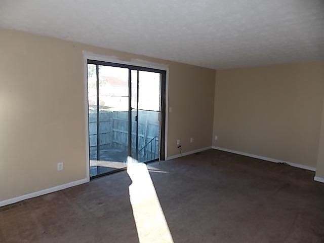 1st image of 400 Wellington Ct