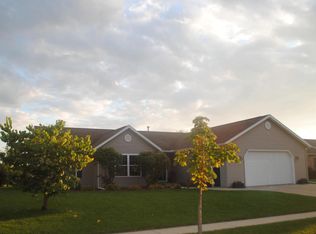 219 Royal Ridge Dr, Oconomowoc, WI 53066