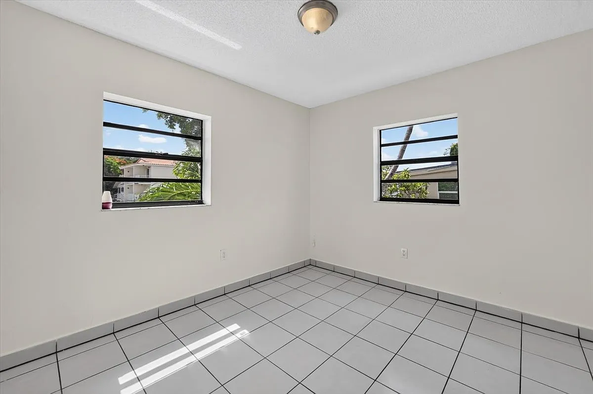 2 bed, 1012 sqft, $1,950 — Photo 3