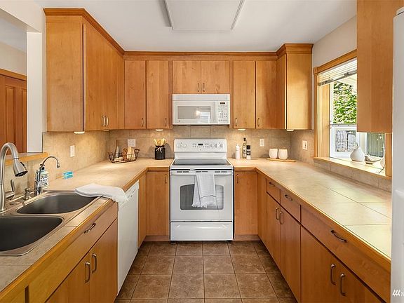 4th image of 11041 19th Ave NE