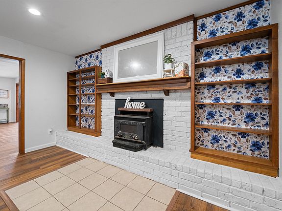 3rd image of 208 W Lake Devernia Rd