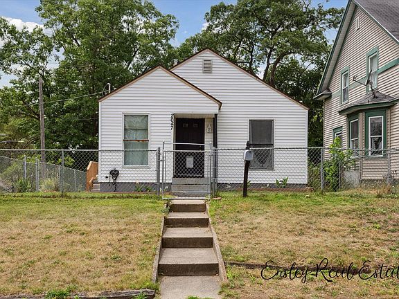3rd image of 2047 Stafford Ave SW
