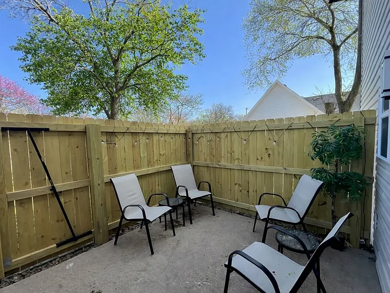 406 NW D St — Photo 15