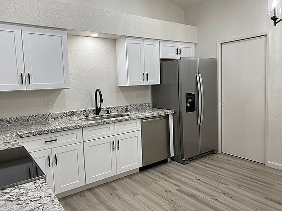 2nd image of 5136 E Evergreen St Unit 1033