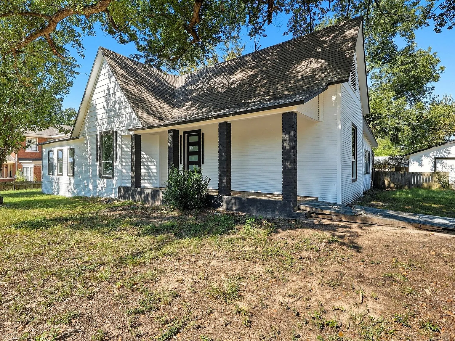 3 bed, 2.0 bath, 3705 sqft, $2,400 — Photo 2