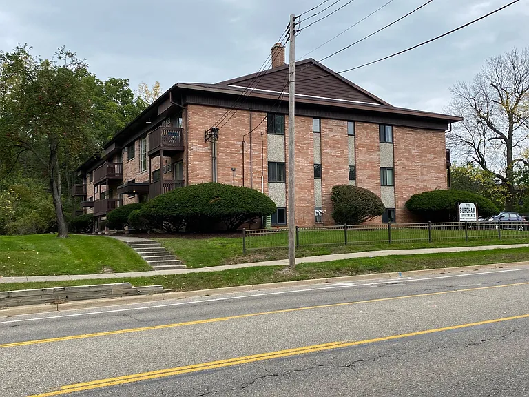 711 Burcham Dr — Photo 2