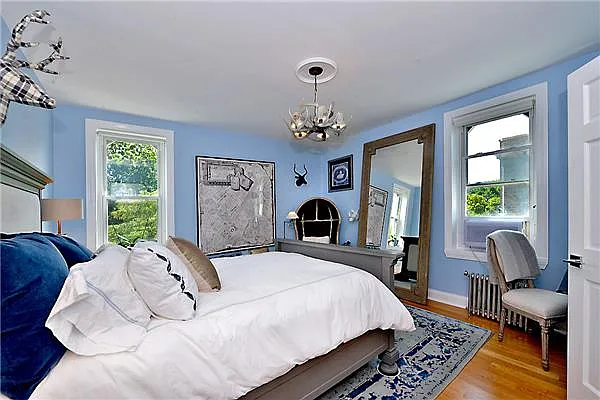 Sold by Bank Neary | media 4